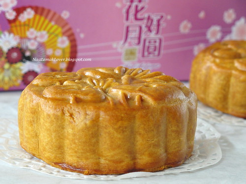 Traditional baked Mooncake 传统莲蓉月饼