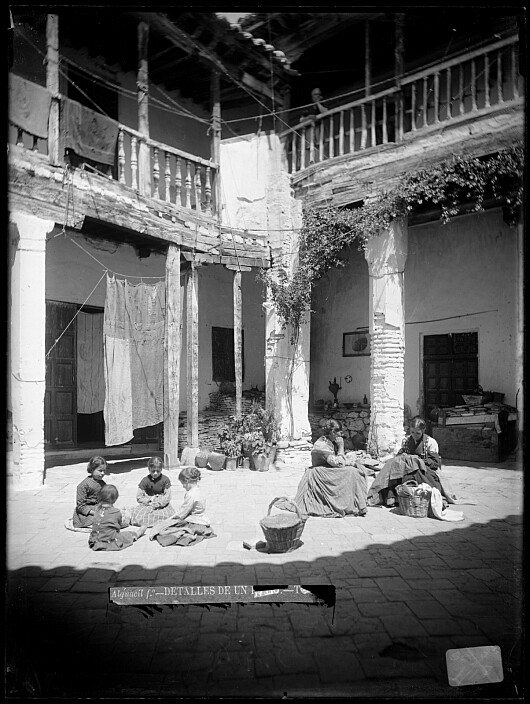 Patio en la Calle de las Bulas en el siglo XIX. Fotografía de Casiano Alguacil. Ayuntamiento de Toledo