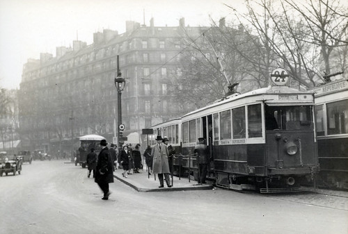 Street traffic in Paris in 1927