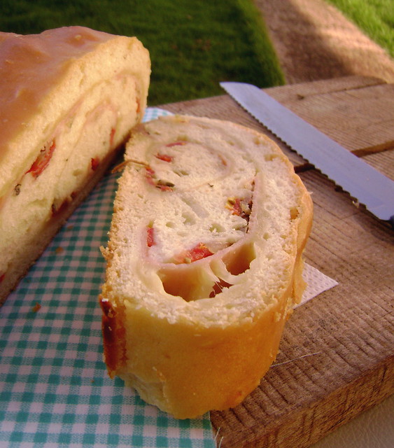 Pão recheado com presunto, queijo e tomate