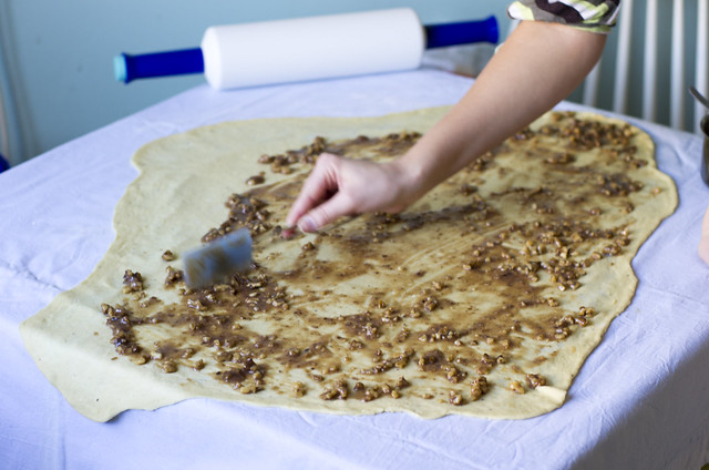 Täidisega katmine / Covering the dough with the filling