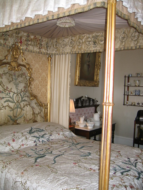 Queen's bed