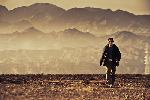 無料写真素材|人物|男性|砂漠|山|中国人|岩山|風景中国・中華人民共和国