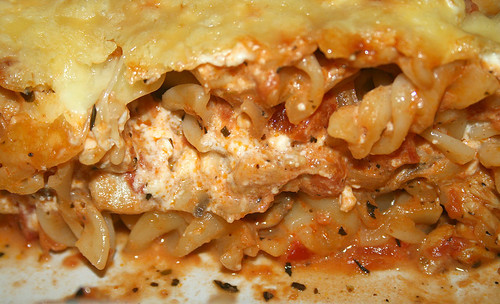 50 - Putengyros-Nudelauflauf / Turkey gyros noodle casserole - CloseUp
