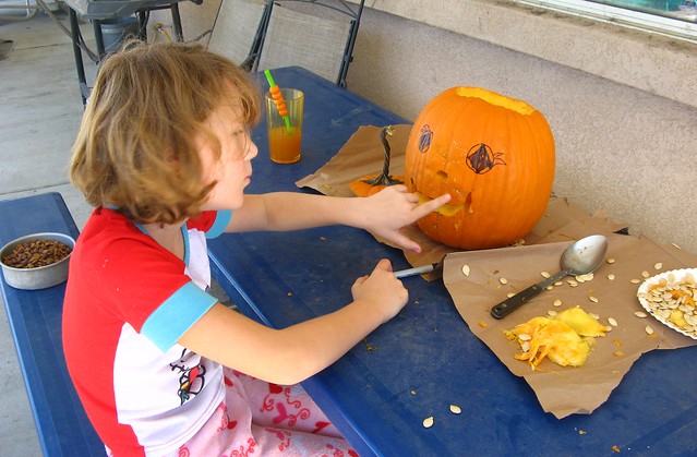 Alexis carving pumpkin 02
