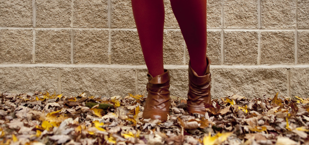 rust tights, how to wear, bright tights, fall trends, short boots, red-orange, fall colors
