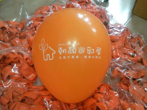 客製化印刷氣球，10吋圓型氣球單面單色印刷，橘色氣球印白色墨 by 豆豆氣球材料屋 http://www.dod.com.tw