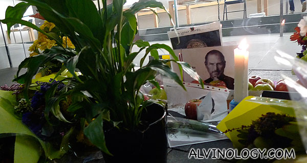 Passed by an Apple store where tributes were presented to Steve Jobs outside