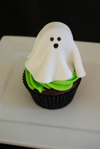 ghost cupcake - Halloween cupcakes class sample