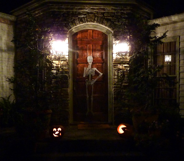 P1010665-2011-10-31-Halloween-Pumpkins-Jack-O-Lanterns-Skeleton-Door-detail