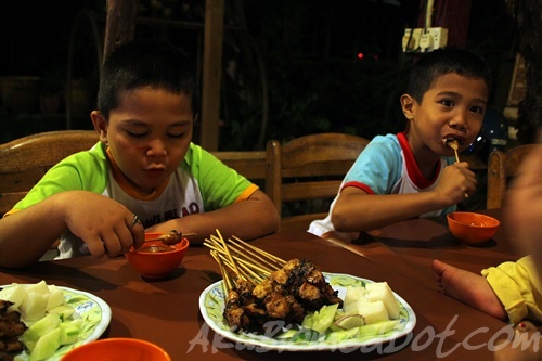 Abang Koning dan abang Long makan Satay