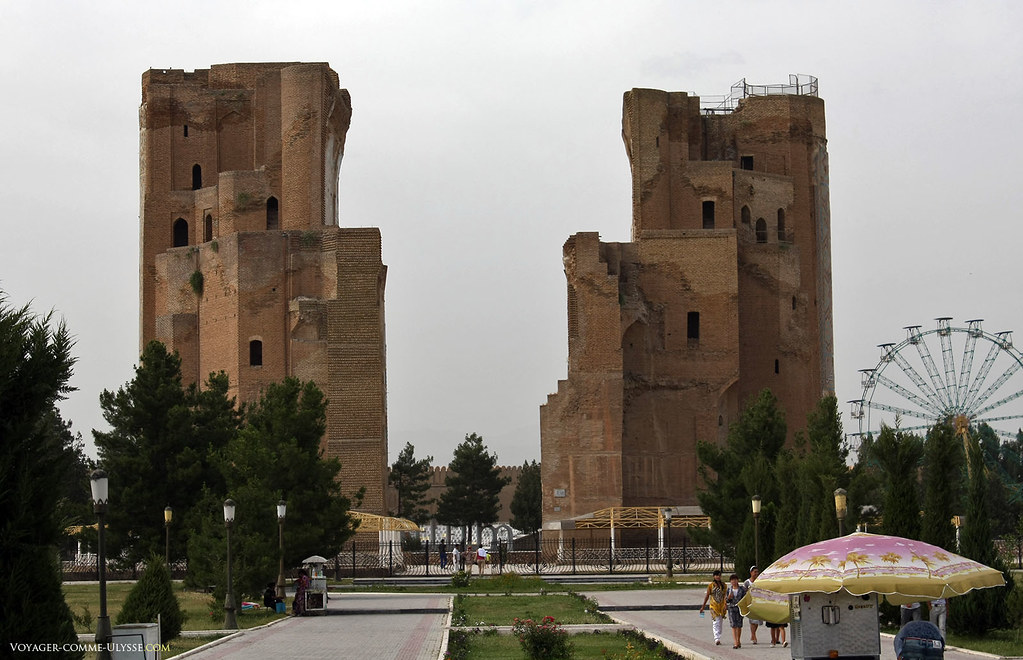 As ruinas de Ak Sarai erguem-se, imponentes, à 38 metros de altura.