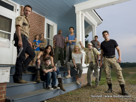 TWD2_GAL_Porch_Group_0141