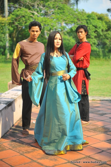 Jue Aziz (Ratna), Ryzal Jaafar (Dindra) & Amar Asyraf (Rangga)