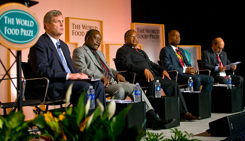 Agriculture Secretary Tom Vilsack moderated a roundtable discussion on “Sharing Agricultural Knowledge to Drive Sustainable Growth” at the World Food Prize Symposium in Des Moines, Iowa, on October 13. Seated from left to right are Secretary Tom Vilsack, Ghanaian Agriculture Minister Kwesi Ahwoi, Tanzanian Agriculture Minister Jumanne Maghembe, Mozambican Agriculture Minister José Pacheco, and Director General-designate of the Food and Agriculture Organization of the United Nations José Graziano da Silva. Credit: World Food Prize/Jim Heemstra
