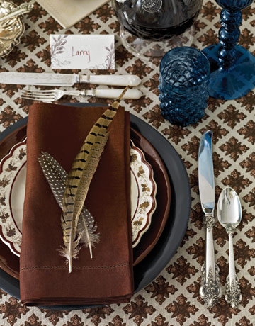 table setting with feather, different thanksgiving table setting ideas