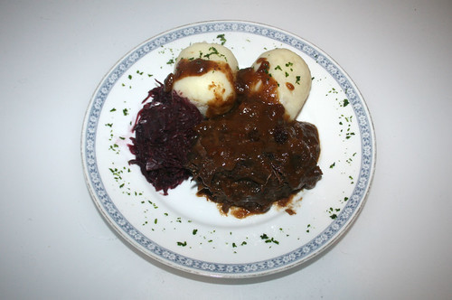 41 -  Sauerbraten mit Rotkohl & Klößen - serviert