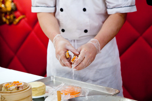 The dim sum chef wrapping shu mai (燒賣)