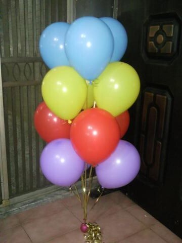 空飄氣球標準色，淺藍，黃色，紅色，淺紫，各3顆，共12顆。婚紗照用。 by 豆豆氣球材料屋 http://www.dod.com.tw