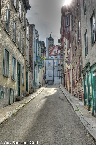 Rue typique de Québec / Typical Street in Quebec City by guysamsonphoto
