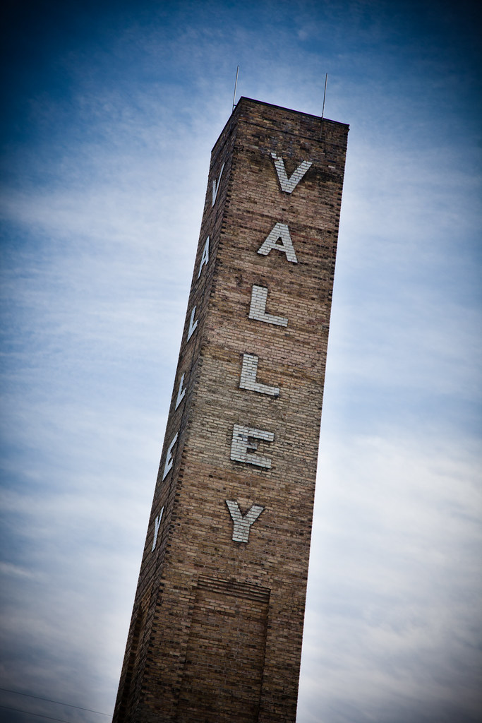 Valley Tower [EOS 5DMK2 | EF 24-105L@105mm | 1/4000 s | f/4.0 | 
ISO400]