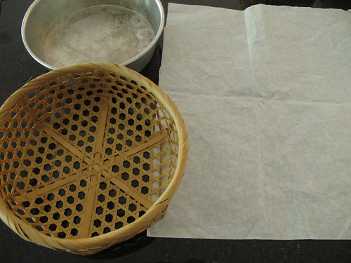 How to line a tray for steaming sponge cake