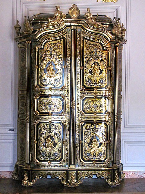 1.1286723162.black-and-gold-cabinet