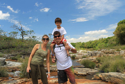 Aline, Biro e seu filho na cachoeira no Paraíso Perdido