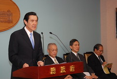 馬英九率行政院長吳敦義、經濟部長施顏祥、原能會主委蔡春鴻(左至右)說明能源政策