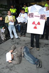 環團與居民演出行動劇，抗議高危險性核廢料。(攝影：陳偉恩)