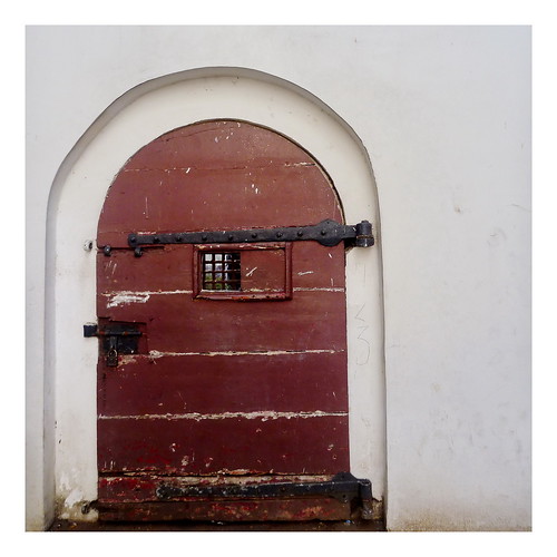 pintu maroon