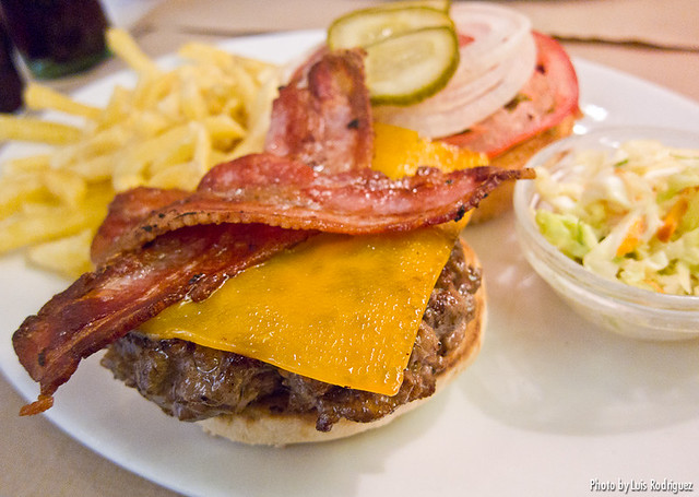 La hamburguesa Bacon&Cheese. Tiene buena pinta, pero el bacón es algo correoso y el queso demasiado fino y poco fundido