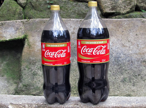 Coca-Cola 125 Anos 2L e 2,5L Serie Um Brinde a Voce de outubro 2011 Brasil by roitberg