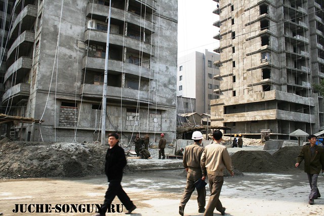 На стройку, как на праздник! Фотоэкскурсия по местам скоростных боев за 100.000 квартир в Пхеньяне