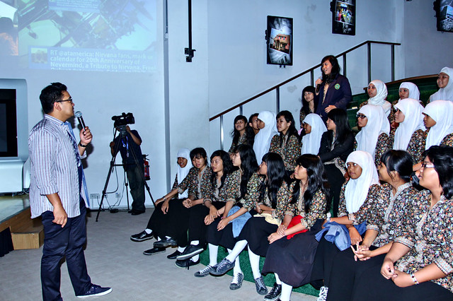 M. Farhan asked about five dignity principles to the students