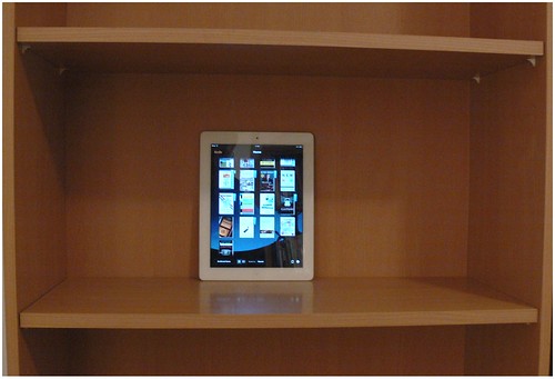 Apple iPad e-kirjoineen tyhjässä kirjahyllyssä