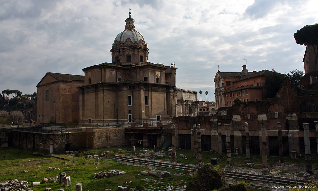 Fórum de César. Ao fundo, por detrás da igreja de Santi Luca e Martina, apercebemo-nos do Arco de Septímio Severo.