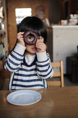 無料写真素材|人物|子供女の子|覗く|日本人