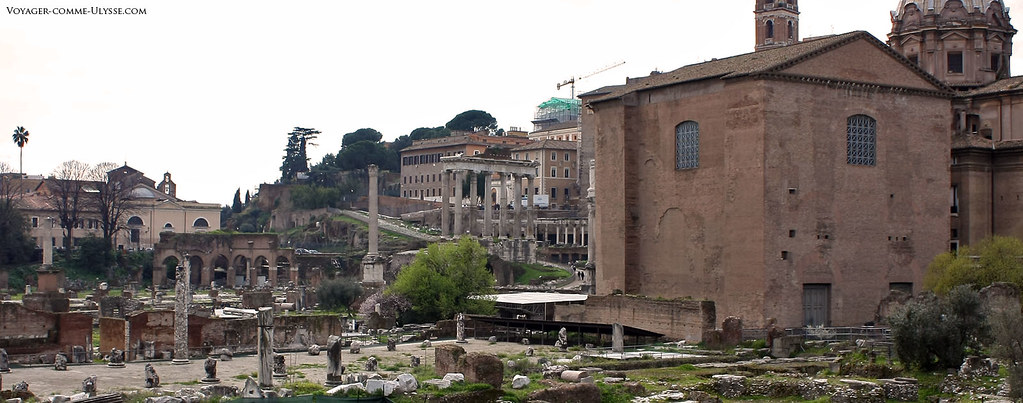 Ruinas do Forum Romanum, o Velho Fórum. À direita, o edifício retangular é a Cúria Romana, centro do poder romano onde se reunia o Senado. No centro de fotografia, vê-se as colunas do templo de Saturno.