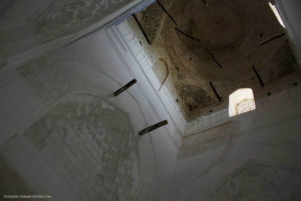 Interior do mausoléu de Jehangir e a sua cúpula de tijolo.