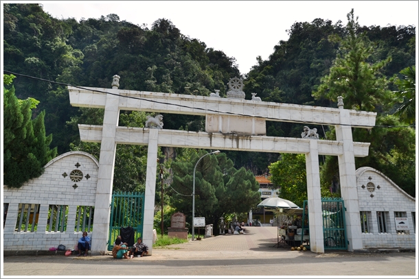 Entrance to Sam Poh Tong Cave Temple