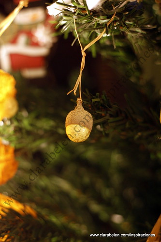 Ideas para hacer adornos de Navidad en un minuto: Bellotas con bolitas de nieve dorada