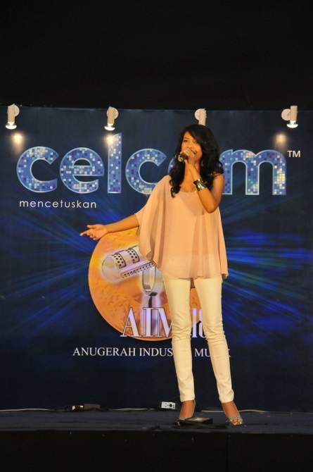 Amirah Ali performing at Kuantan AIM18 roadtour