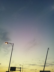 空と街灯とクレーンの写真