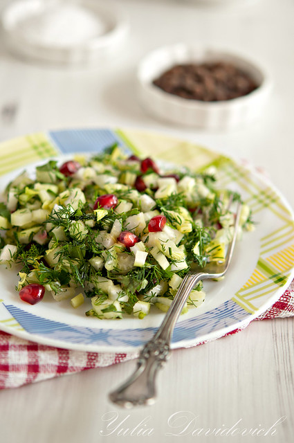 Салат из зеленого сельдерея, зелени и граната salad with celery and pomegranate