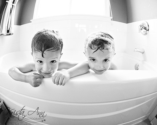 facebook-boys-bathtube