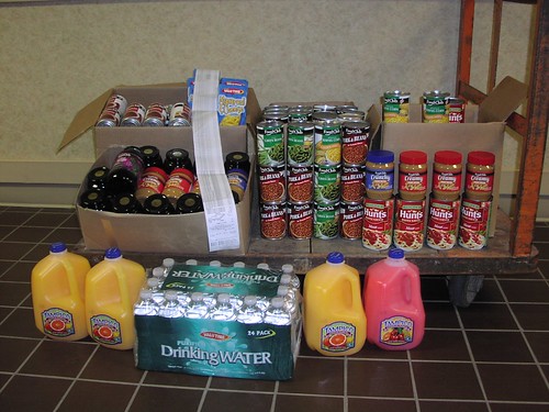FSA State Executive Director Craig Schaunaman’s Hall-of-Fame “Feds Feed Families” donation.)