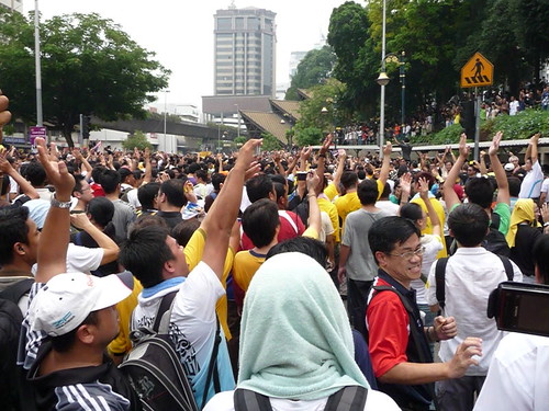 BERSIH 2.0 - 1.35pm - asking people on the hill to come down