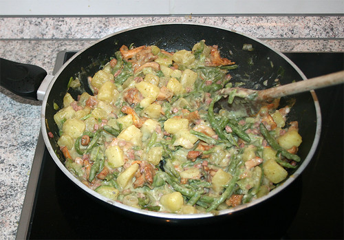 25 -  Kartoffel-Pfifferling-Bohnenpfanne mit Lammkotelettes / Potatoe chanterelles bean stew with marinated lamb chops - verrühren