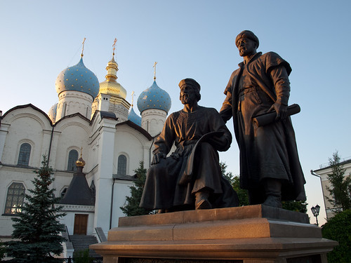 Kremlin - Estatua de los arquitectos y Catedral de la Anunciación